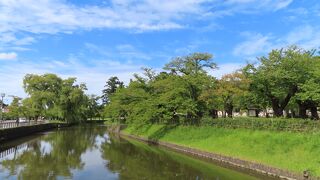 お堀や石垣しか残っていないけれど町の中心に存在感ある鶴岡公園