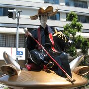 徳川宗春公の人形が乗る金色のポスト