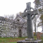 スコットランドで1番保存状態がよいと言われるケルト十字架、ウィスキー アードベッグのロゴのモチーフでもある