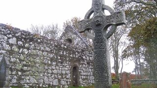 スコットランドで1番保存状態がよいと言われるケルト十字架、ウィスキー アードベッグのロゴのモチーフでもある