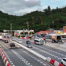 新たにできた海側の駐車場から、道の駅に渡る陸橋からみた道の駅