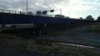 近代的な橋の周囲にはかつての橋の遺構が点在します　