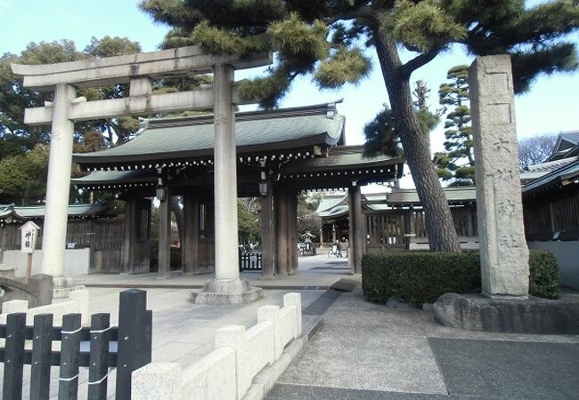 小さいながら見どころも人も多い神社