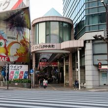 大分駅前の「府内中央口広場」を出て、道路の向こうが入口です