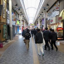 多くの人が行きかう商店街でした