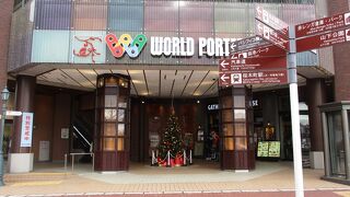クリスマスシーズンの横浜ワールドポーターズ