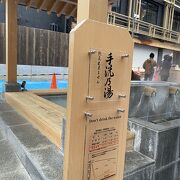 蛇口から温泉が出ています