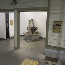 門司港駅構内、改札手前にあるトイレにあります。