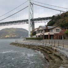 関門橋の手前には絶景の民家がありました。