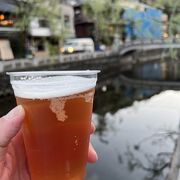 柳湯の隣。テイクアウトして川辺で飲むのもよし。