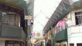 アーケードがガラス張りのような感じでめずらしい。