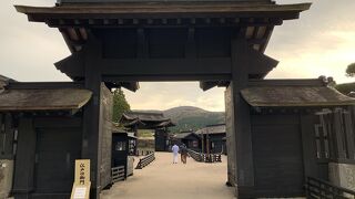 杉並木もあいまって、良い雰囲気に蘇った「箱根の関」