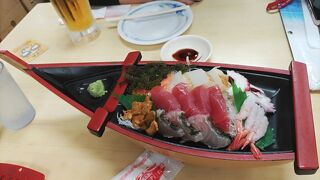 2階食堂街で、千ベロセットを注文して安く飲食