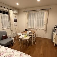 ダイニングテーブルと電子レンジ、冷蔵庫