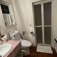 洗面所とトイレ、奥がお風呂