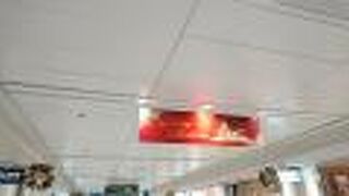 真っ直ぐな地下街に、クリスマスオーナメントが映えていました