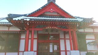 彌彦神社の拝殿を模した造り