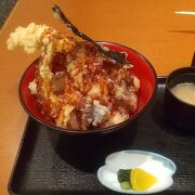 魚屋直営の食事処 丼・定食充実