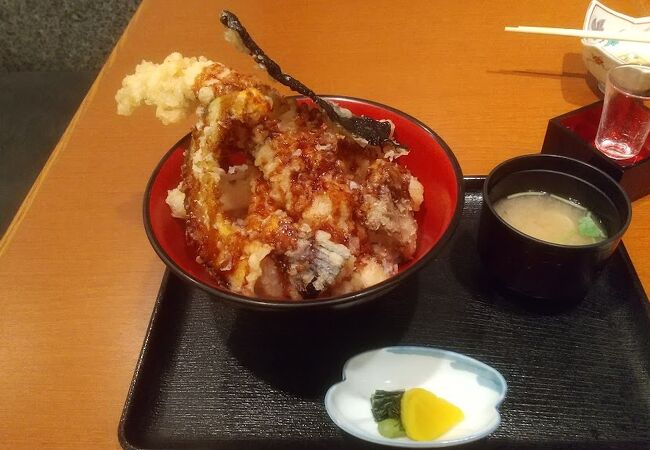 魚屋直営の食事処 丼・定食充実