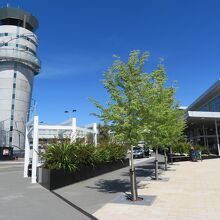 クライストチャーチ国際空港の国際線ターミナルと管制塔