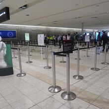 国内線セキュリティチェック入口のロボットがちょっと怖い。