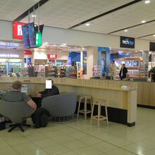 国内線出発ゲートに並ぶお土産屋さんには期待しない方がよし