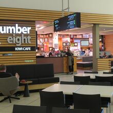 でも、数軒あるカフェで一息ついたり…、