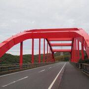 緑の中に赤い万関橋。