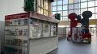 改札を出てすぐのところにあります