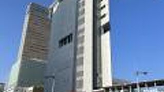 駅のそばにあります