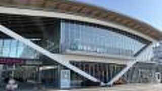 丸亀城のそばにあります