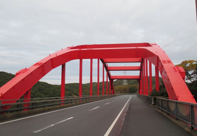 緑の中に赤い万関橋。