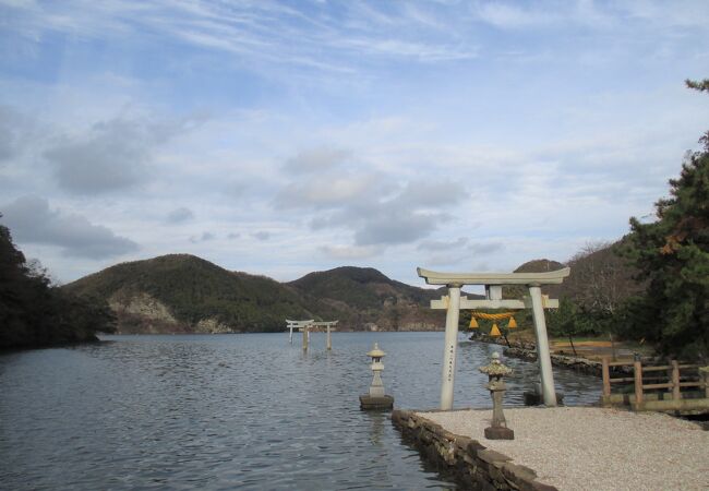 ２つの鳥居が海中にありました。