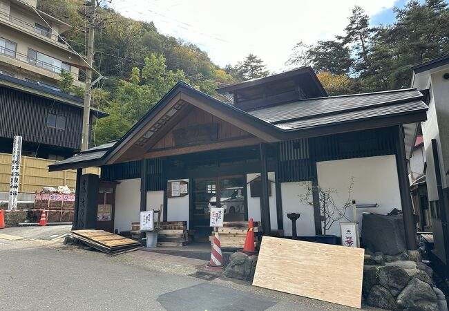 鳴子温泉を代表する日帰り温泉施設