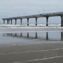 こんな遠浅の浜辺にどうしてこの桟橋を造ったのか不思議