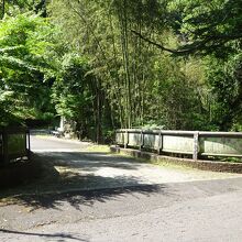 鳥居をはいってすぐの駐車場。