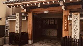 瓦屋根が目立っている