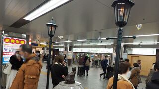 横浜駅中央通路に赤い靴はいてた女の子像。ガス灯のレプリカとともに