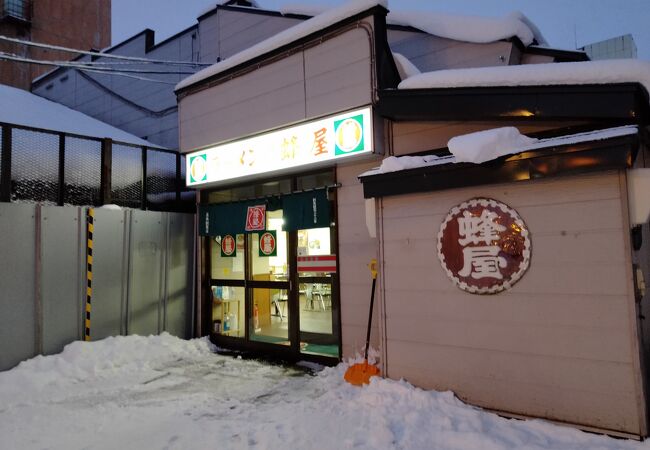 旭川ラーメンの人気店の醤油ラーメンは焦がしラードのスープにもっちり麺