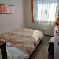 テレビは27インチくらいの小さい奴でした。