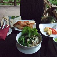 部屋の前のテラスで朝食をいただけます。