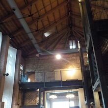 1階ロビーは吹き抜けでレンガ造りの壁も残されています。