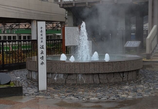 温泉地に活気を与えています