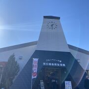 観光客で賑わうお店