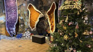 鉱石の展示と宝飾品の販売