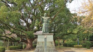 戦前は蜂須賀小六の像でした