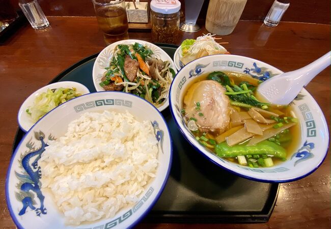 創業ほぼ40年の老舗『ラーメン亭』。定食メニューもなかなか良いかも...（フジスーパー１の側／BTSプロンポン駅／バンコク）