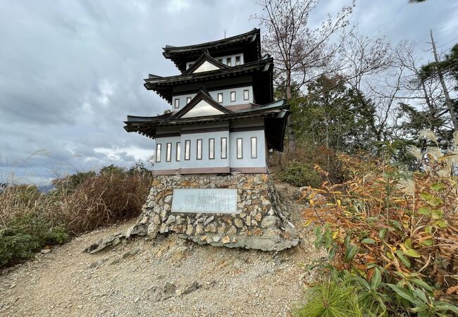 城跡好きの登山者には堪らない山です