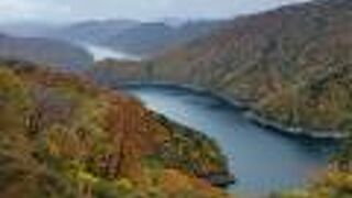 六十里越峠開道記念碑から見る紅葉が素晴らしい