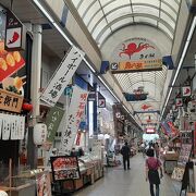 お洒落なお店から昔ながらのお店まで。タコなどの海産物中心に活気あり